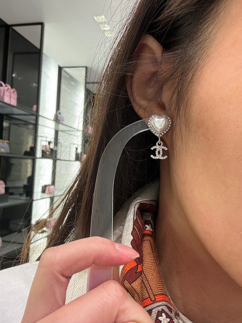 CHANEL 23B ABB634 Heart Pearl Earrings | 香奈儿耳环(银色)